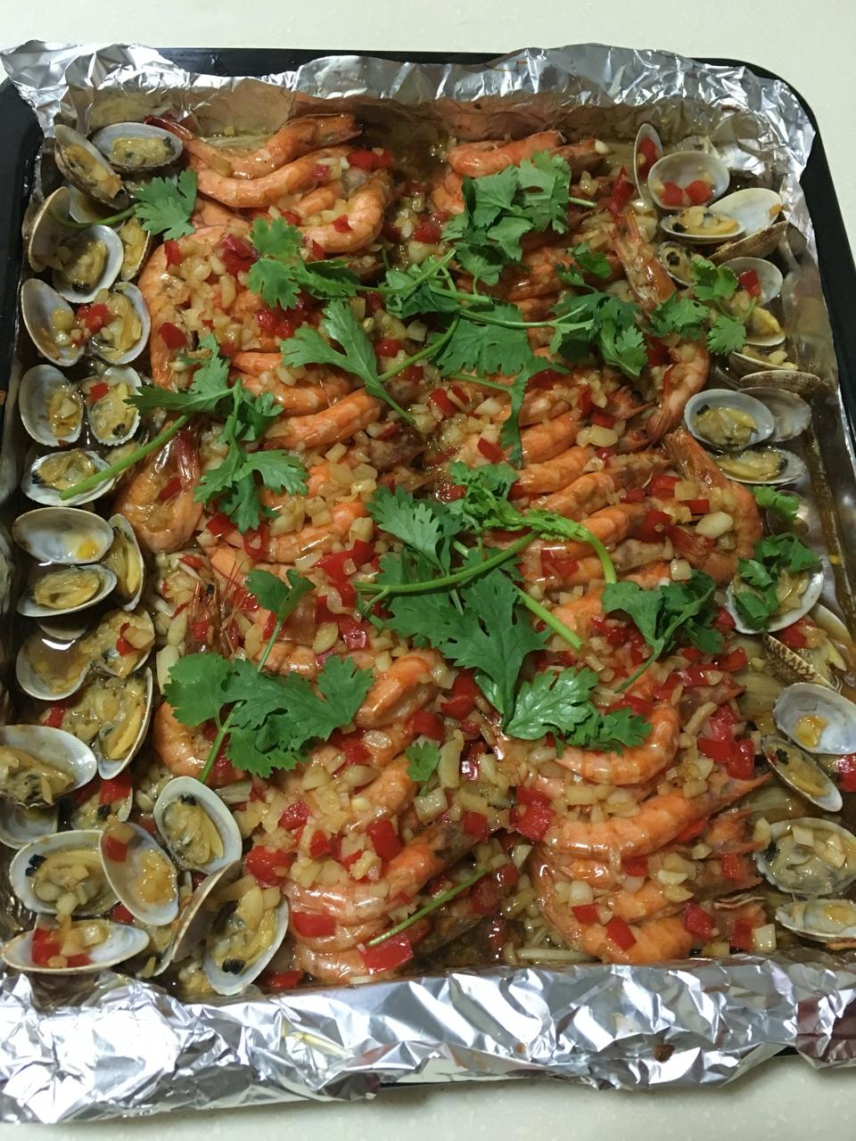 蒜蓉金针菇烤花蛤虾