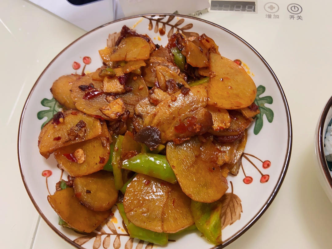 五花肉干煸土豆片