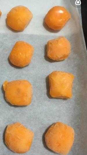 广式蛋黄白莲蓉月饼的做法 步骤6