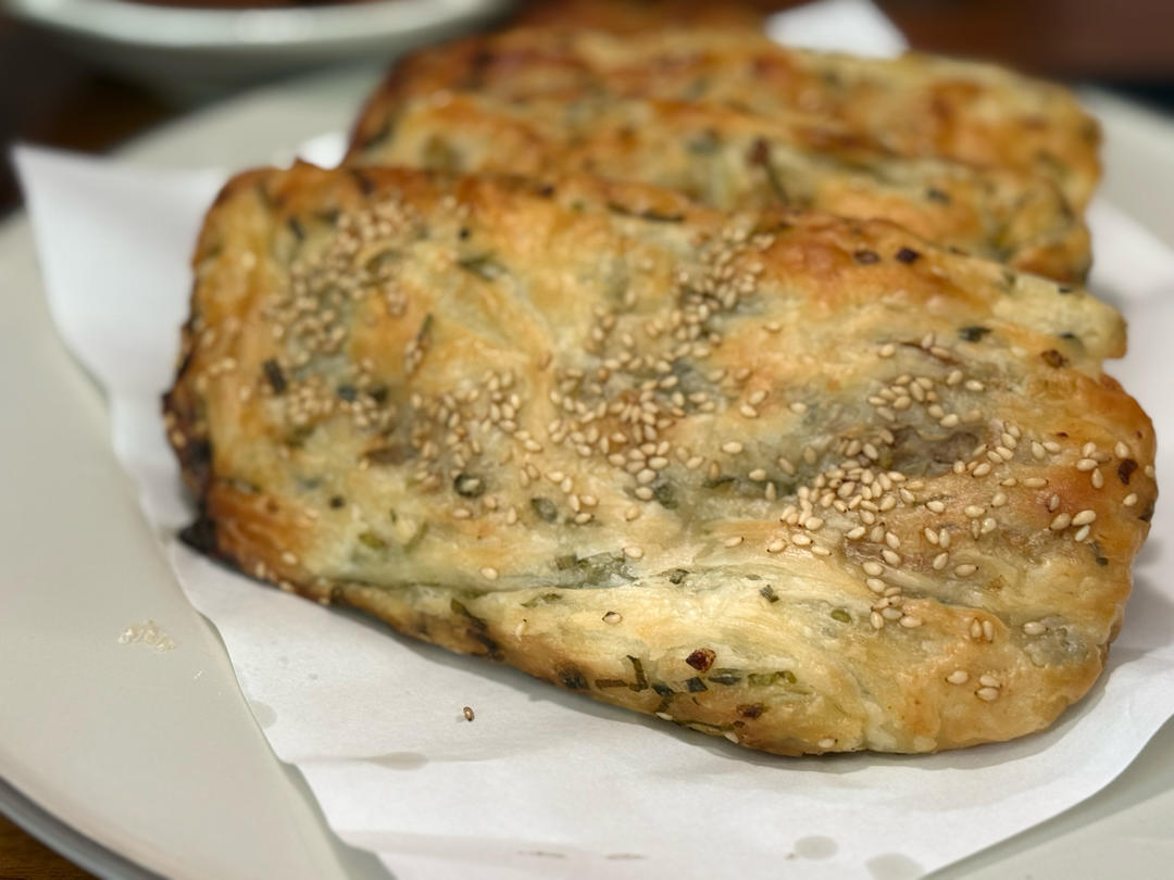 不用和面的快手锅盔，猪肉洋葱锅盔（手抓饼版），酥掉渣超好吃，凉了也不硬