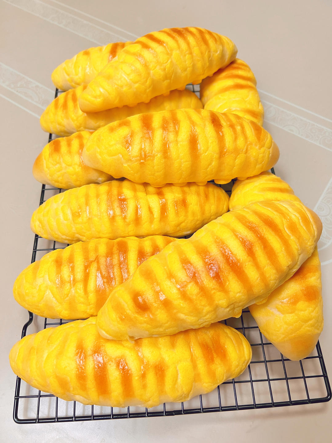 香甜柔软的毛毛虫面包