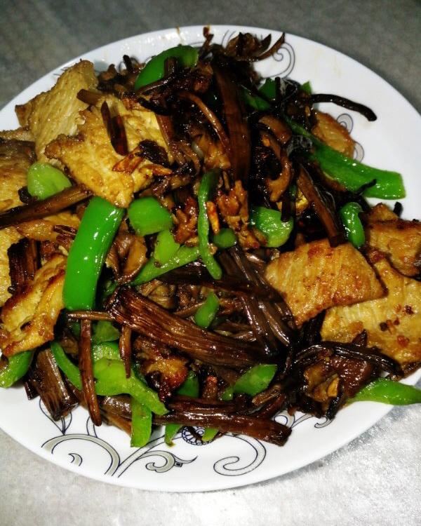 五花肉干锅茶树菇