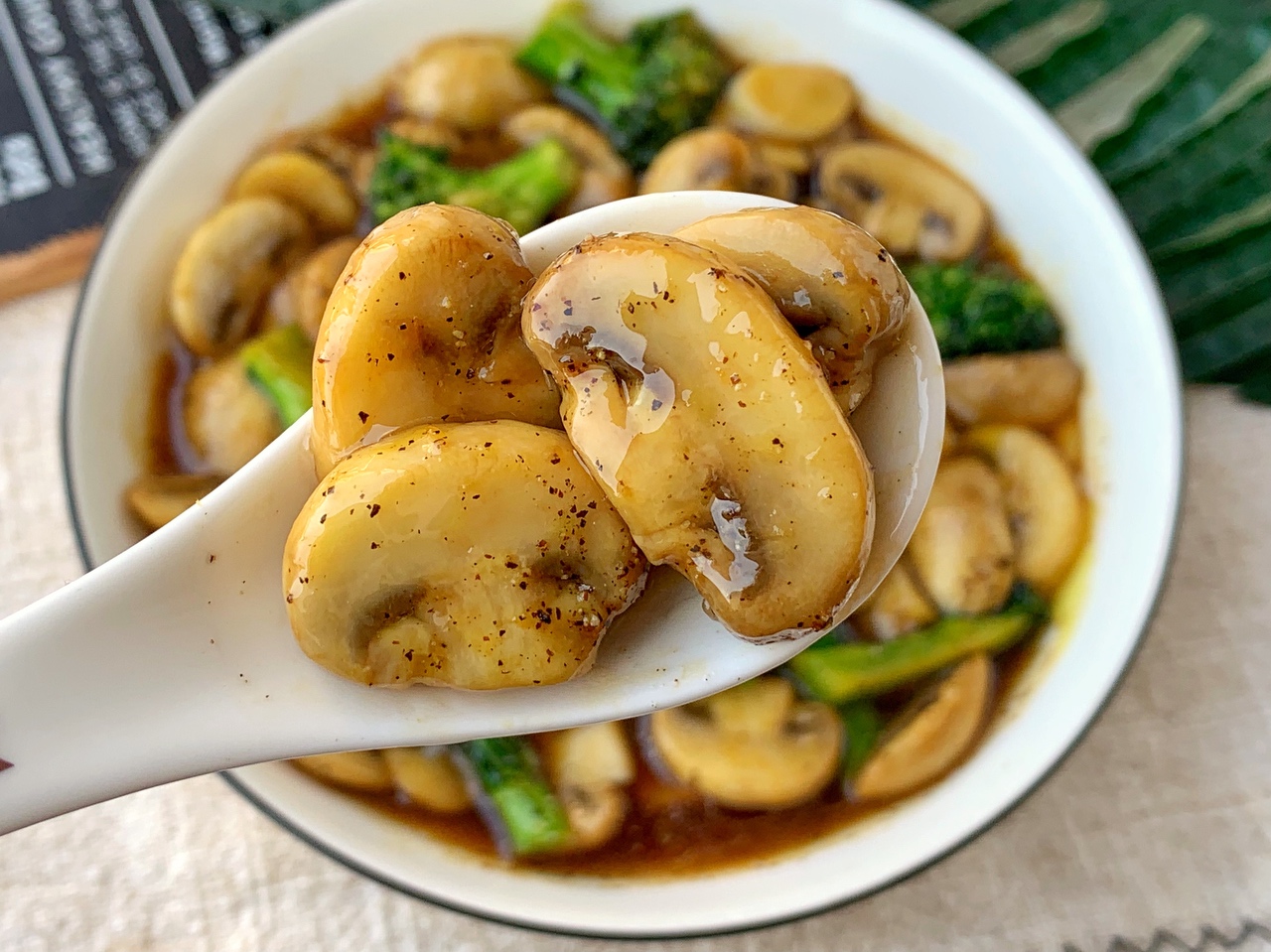 鲜美可口❗️清爽好吃的西兰花炒口蘑，超简单～的做法 步骤9