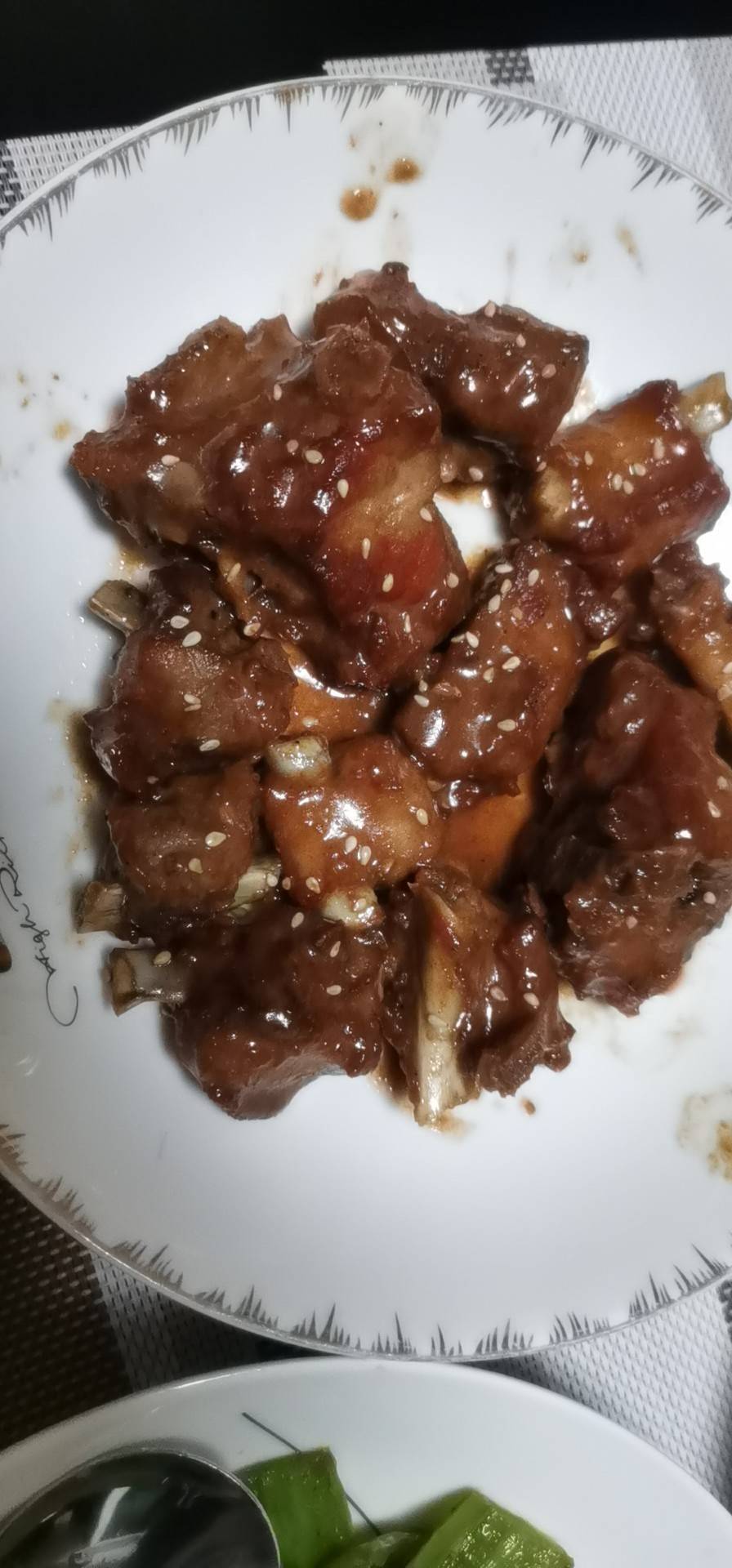 我家排骨从不红烧，加一些大蒜，出锅香喷喷，孩子吃完舔手指