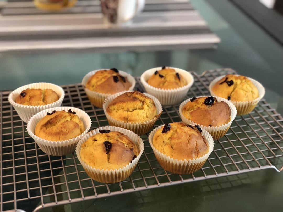 香蕉马芬纸杯蛋糕黑加仑干花生碎