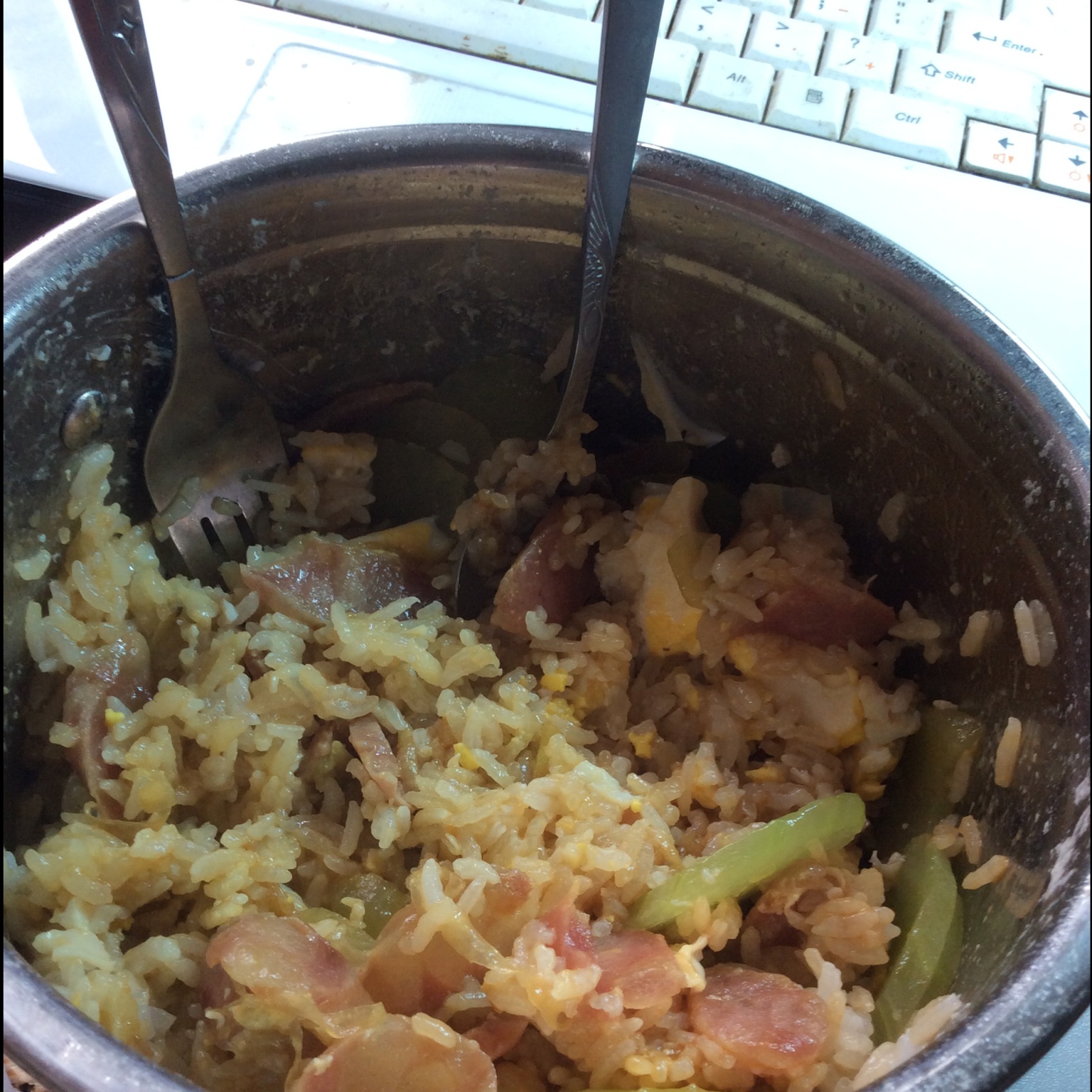 广式腊味煲仔饭