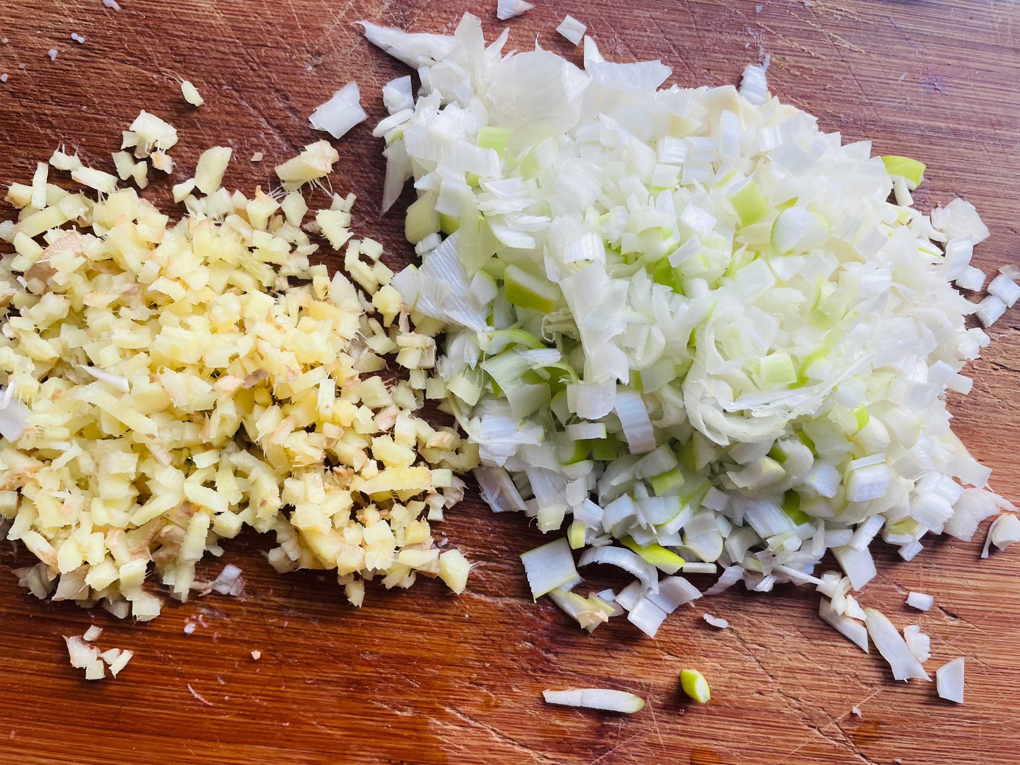 东北酸菜包子的奢豪版本——玉米面酸菜油滋了包子（附玉米面蒸饺和面方法）的做法 步骤7