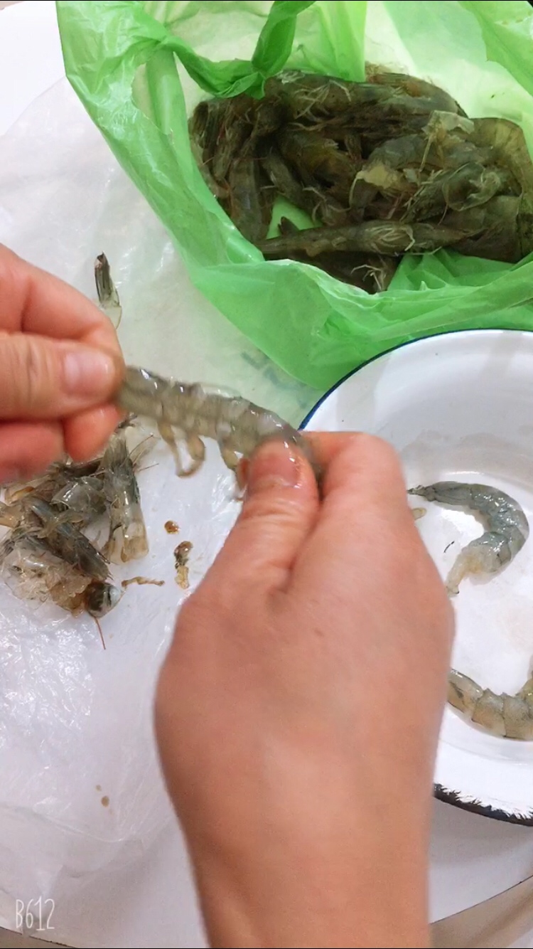 捶肉大虾的做法 步骤1