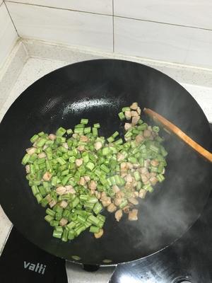 香菇豆角土豆肉焖饭（电饭煲版）的做法 步骤3