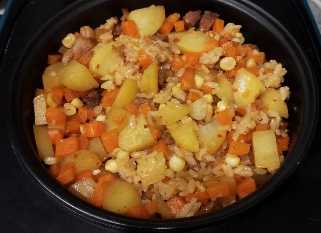 什锦腊味土豆焖饭