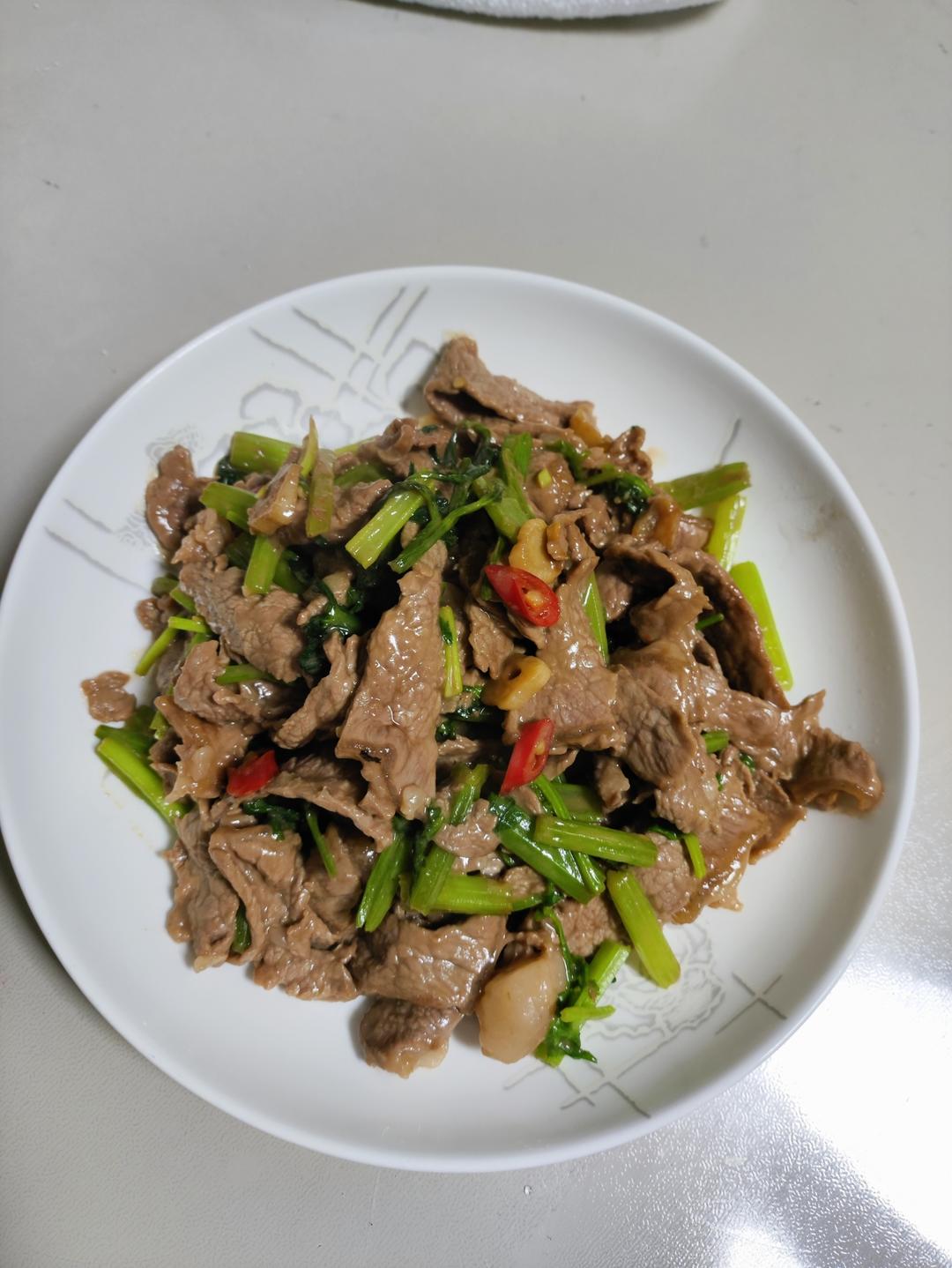 好吃到邻居敲门蹭饭的芹菜炒牛肉！