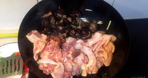 几分钟出锅的香菇炒鸡，小美的美食的做法 步骤3