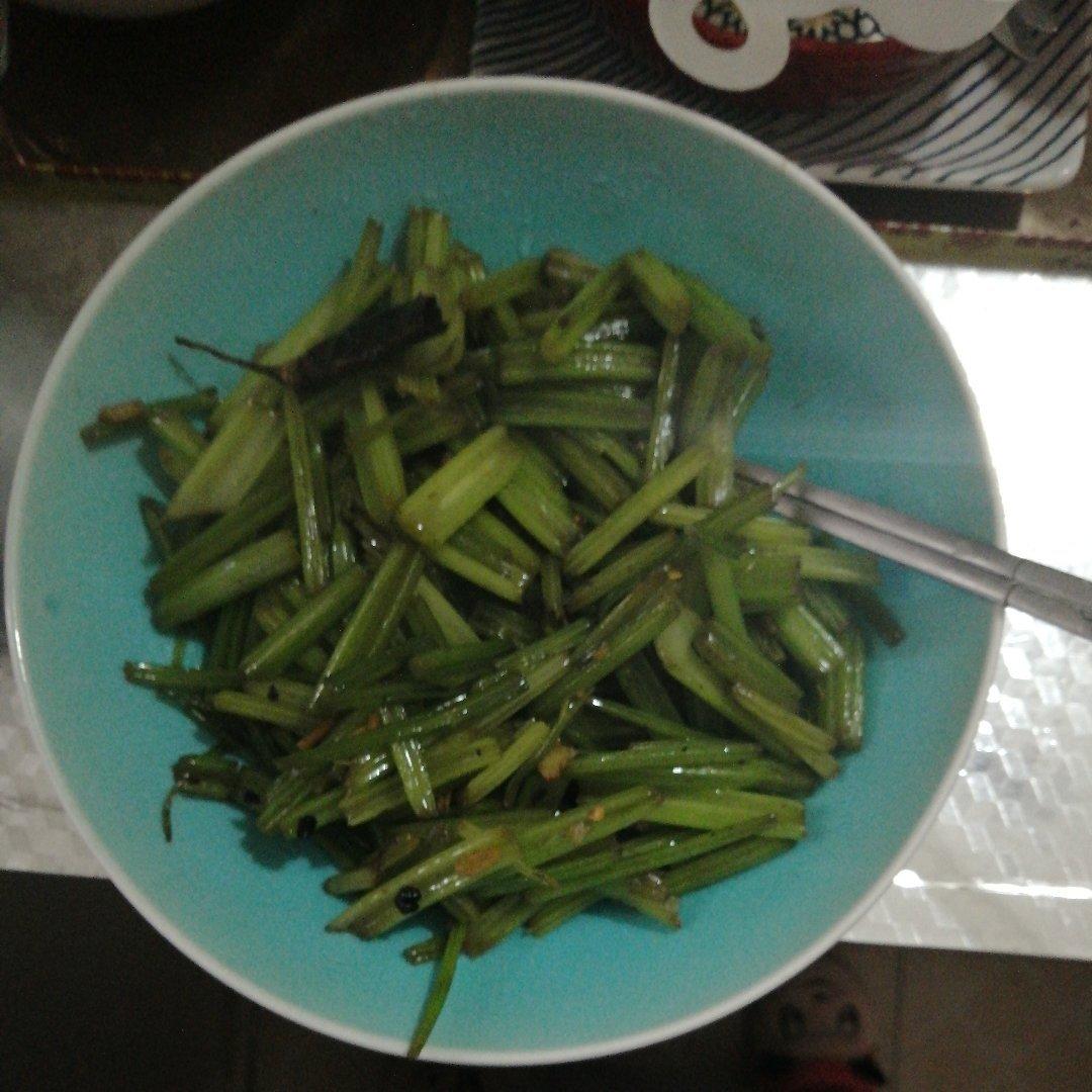 不加肉_炒芹菜，超级下饭！
