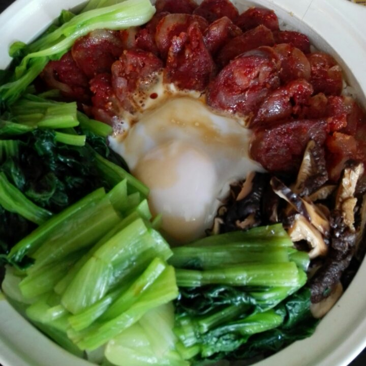 广式腊味煲仔饭
