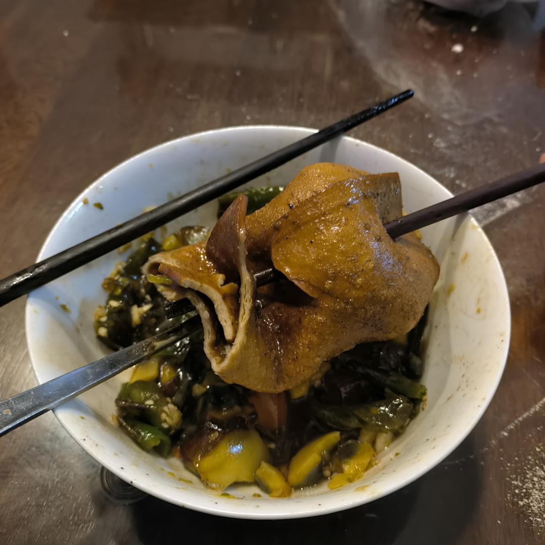 巨简单又好吃到爆的辣椒擂皮蛋