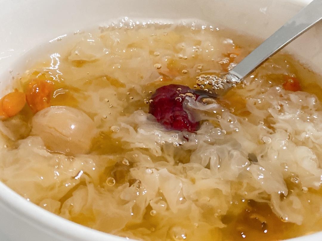 美容润肤 益气补血《桃胶皂角米百合银耳红枣羹》