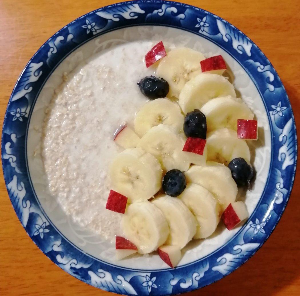 猪仔hk做的隔夜醪糟牛奶水果燕麦粥【轻卡甜品】