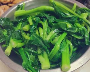 广州家常菜之两肉一菜(鲍鱼焖鸡翅+清蒸花斑+盐水菜心)的做法 步骤17