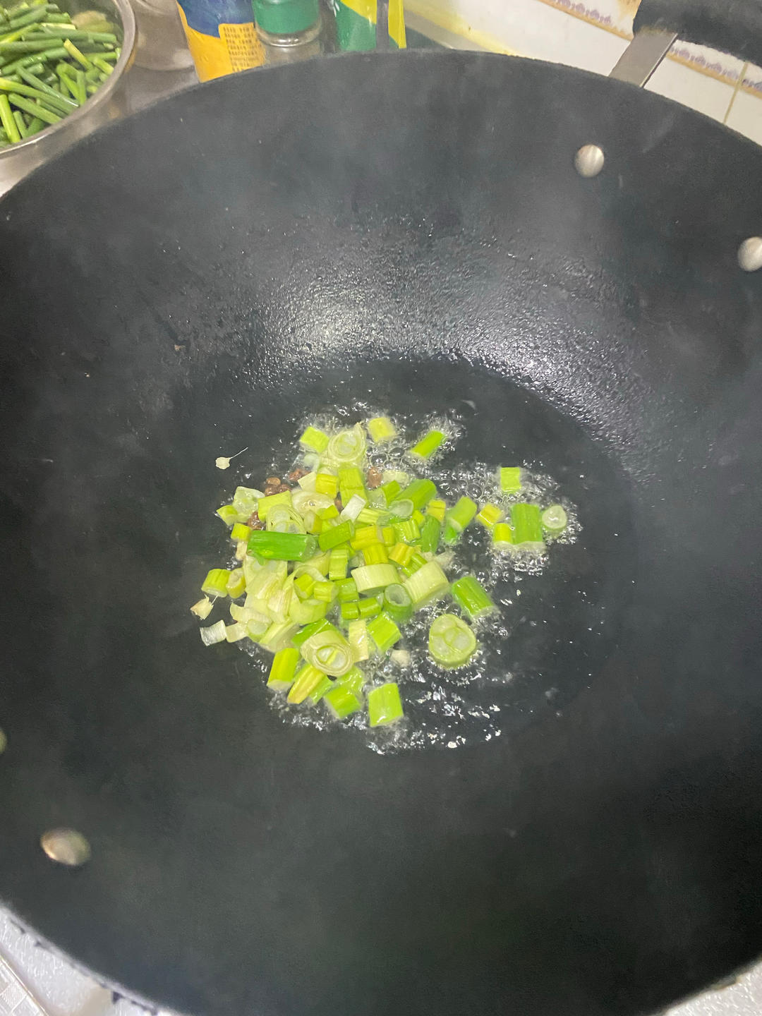 香喷喷的蒜苔炒饼的做法 步骤4