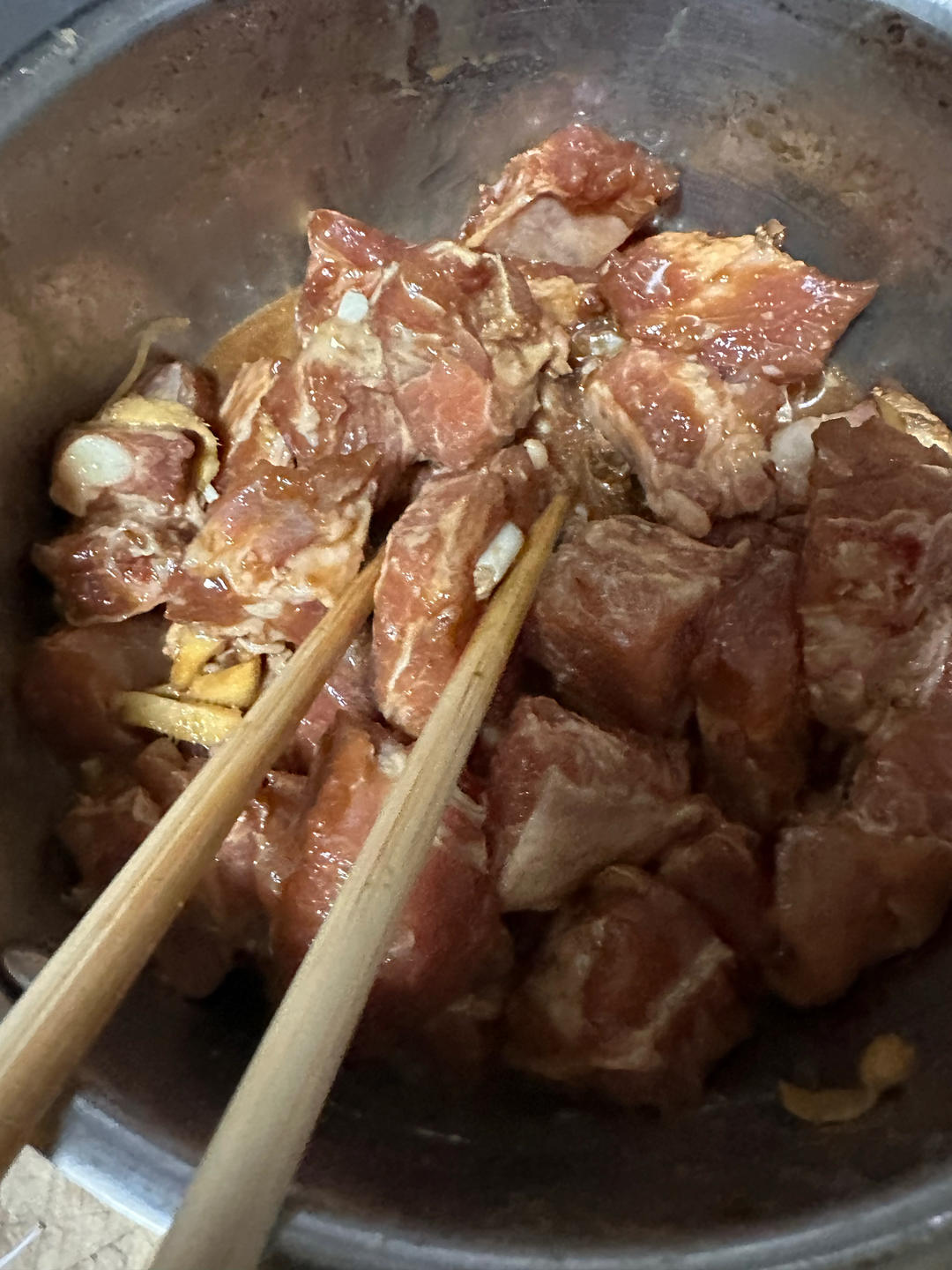 小朋友抢着吃简单且营养的清蒸排骨