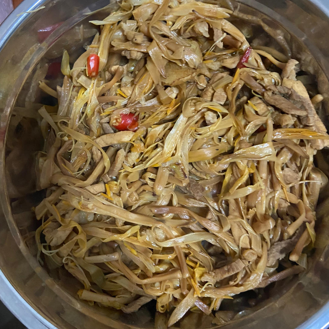 肉丝烧黄花菜