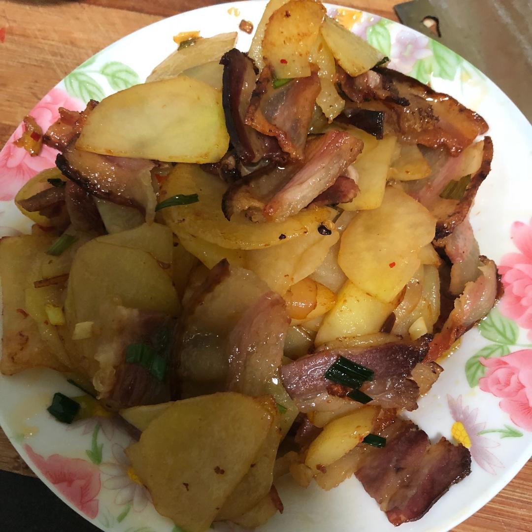 不放一滴油做干锅～土豆片青椒炒腊肉