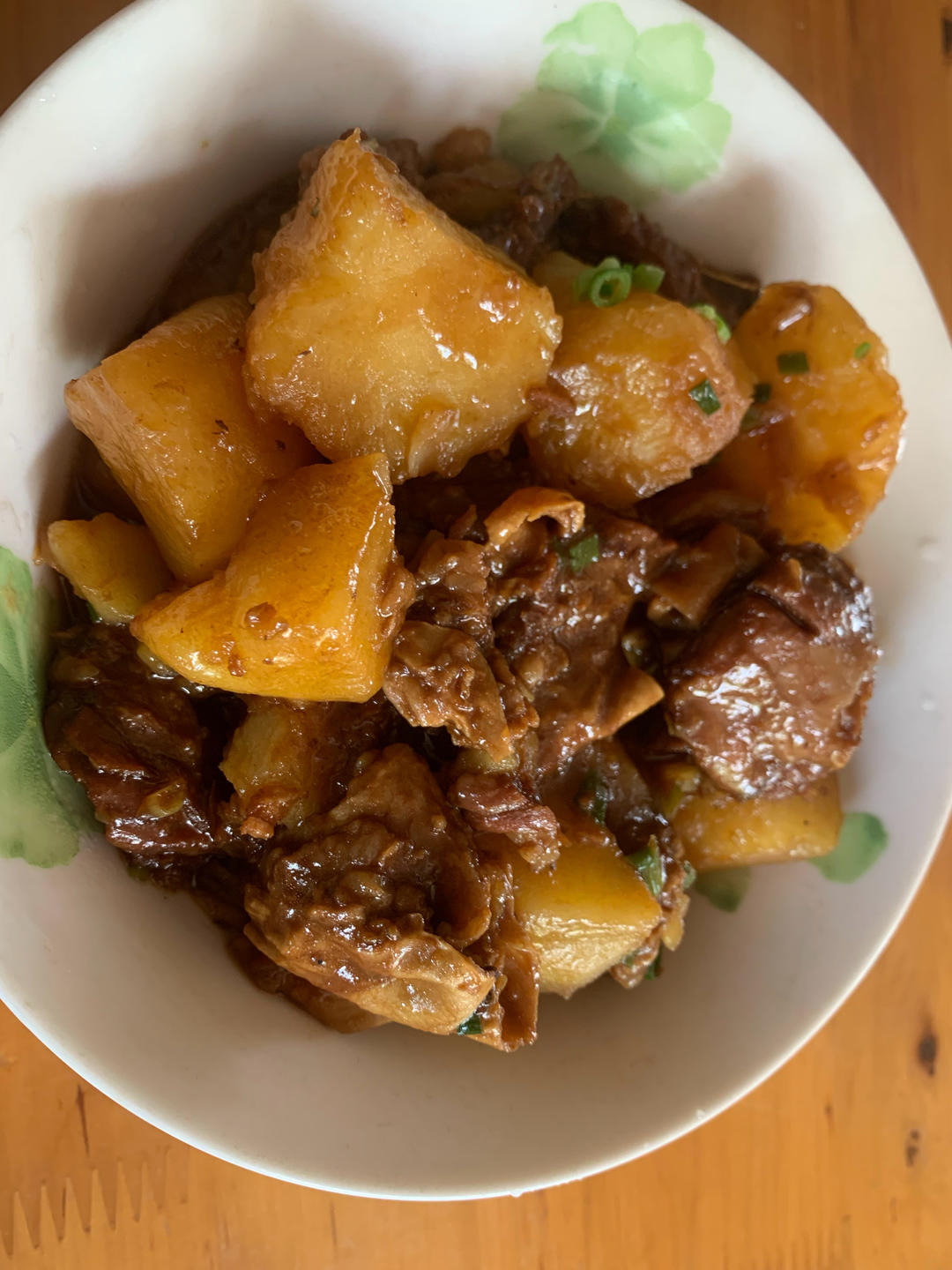 来一煲这样的牛腩炖土豆真的可以败两碗米饭