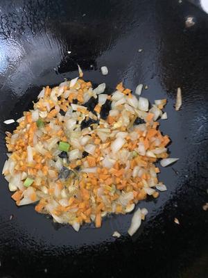 研发出一款超好吃的炒饭：洋葱蛋炒饭的做法 步骤5