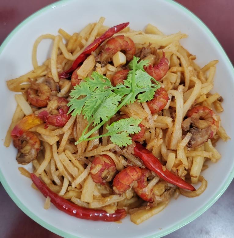 香辣虾尾炒饼的做法