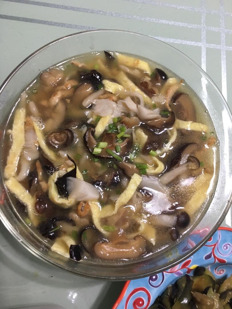 鲜味菌菇汤