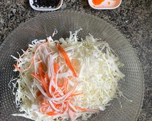 鱼籽卷心菜沙拉🥗3个动作5分钟做完高颜值高逼格超低卡de爆浆沙拉  hold住宴请和减脂减重都是它😄的做法 步骤2