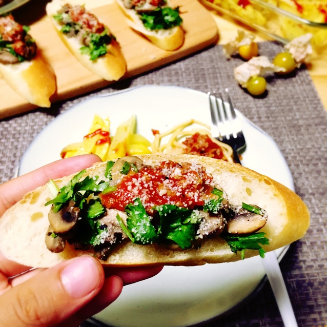 硬质面包的各种开放—口蘑番茄肉酱法棍