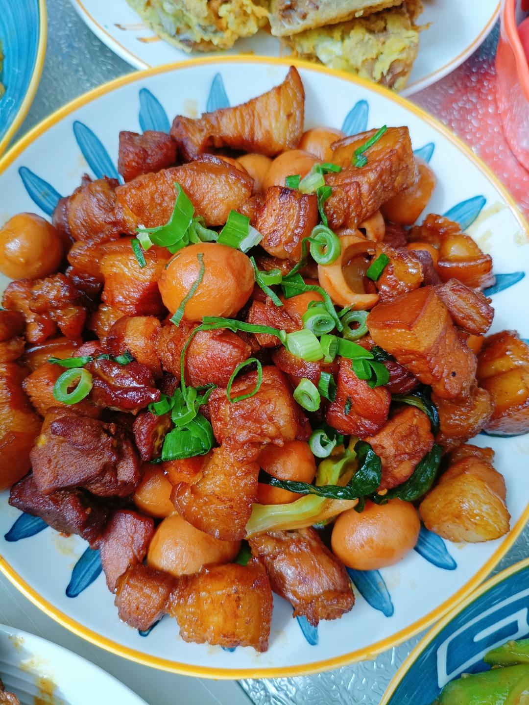 红烧肉炖鹌鹑蛋