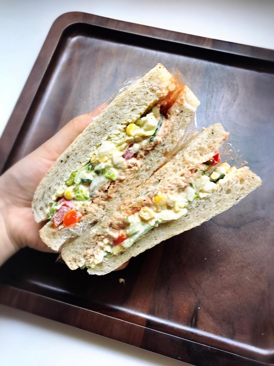 吞拿鱼（金枪鱼）鸡蛋沙拉三明治—加了黄瓜更小清新了哟