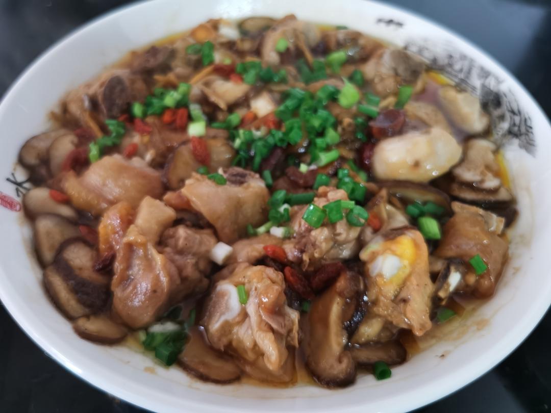 广式家常菜香菇蒸鸡，鲜嫩又方便百吃不厌