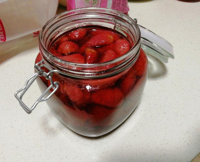 甜美的草莓罐头