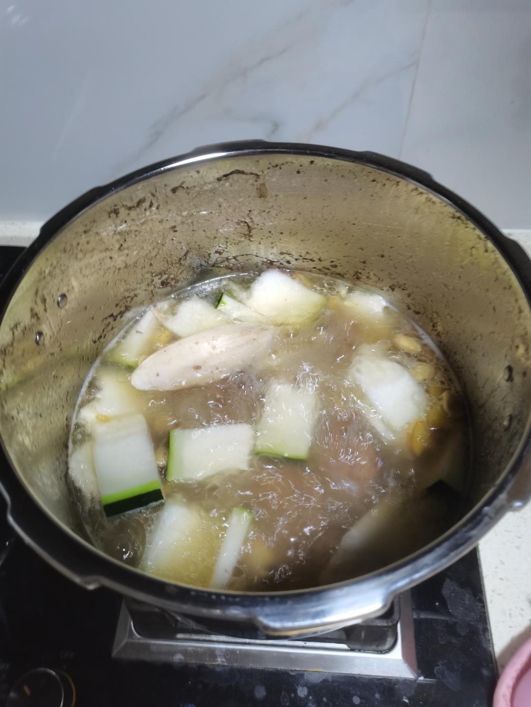 墨鱼干排骨汤