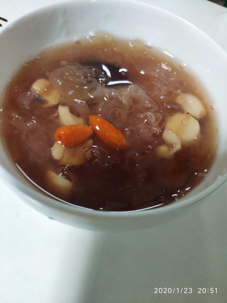 银耳雪梨莲子羹（万能高压锅版）