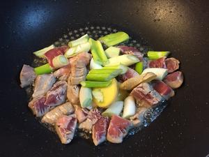 山药松蘑炖肉的做法 步骤8