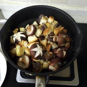 香菇腊肠烩豆腐的做法 步骤2