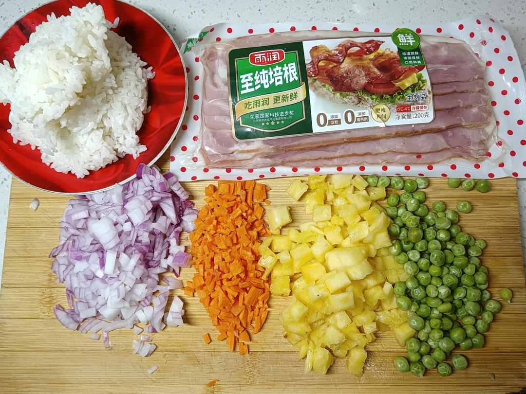 培根菠蘿炒飯的做法 步驟1