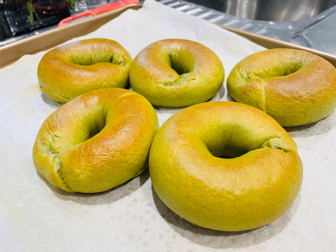 绿油油的抹茶红豆贝果