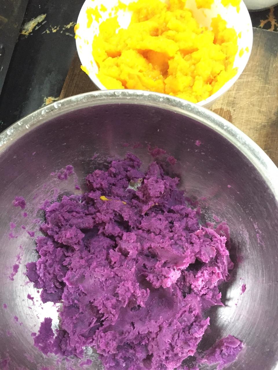 宝宝辅食：紫薯南瓜苦瓜圈-高颜值苦瓜圈，紫薯和南瓜混合枫糖捣成泥，塞入苦瓜中和苦味