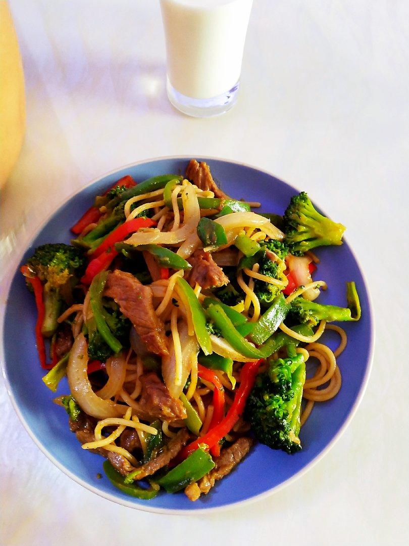 黑椒牛柳炒意面