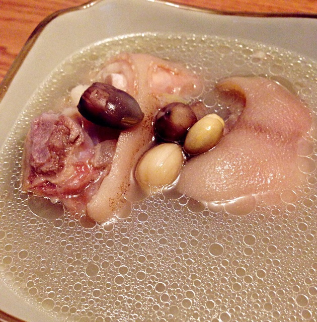 黄豆花生猪脚汤