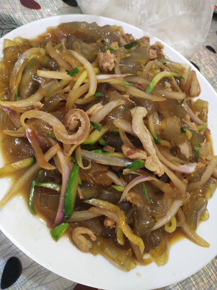 〈炒肉拉皮〉，老菜一盘。欣小厨 😉