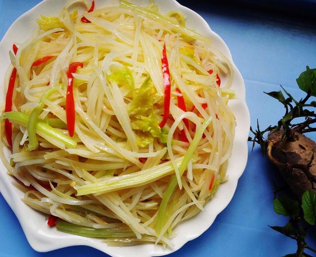 能当主食吃的炒菜丨芹菜土豆丝 · 圆满素食的做法