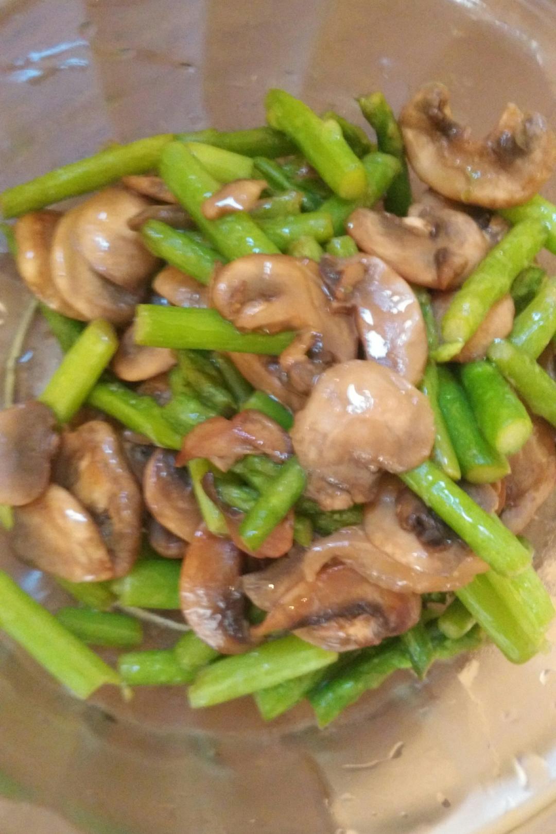 芦笋炒蘑菇