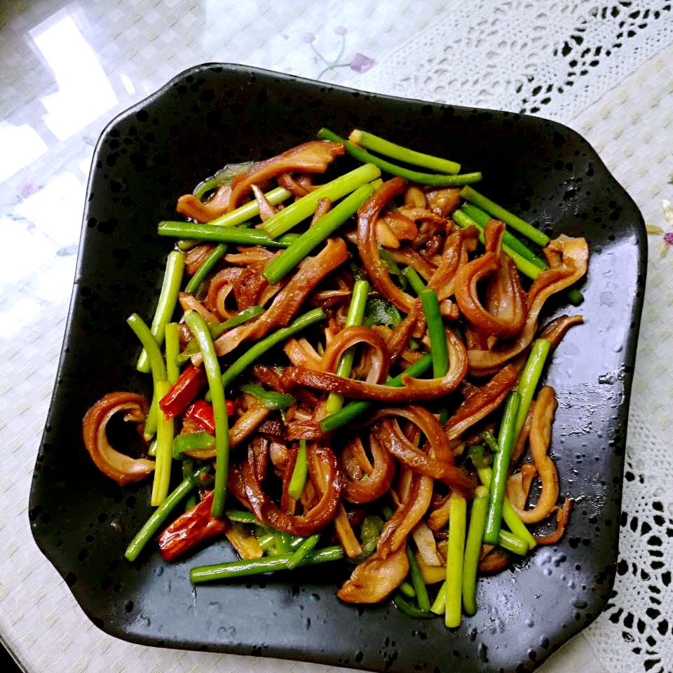 蒜苔炒腊猪肚