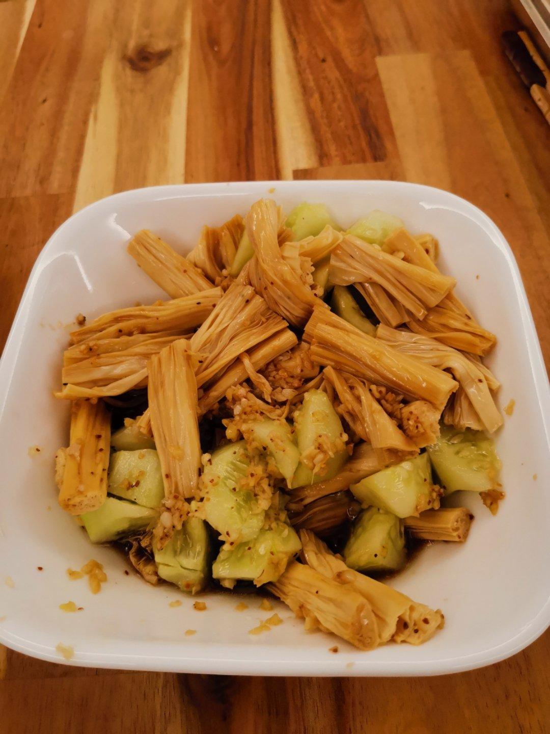 上桌就秒光的爽口凉菜～黄瓜拌腐竹